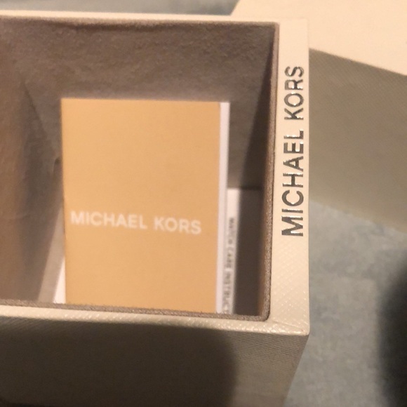 Good Michael kors watch.Comes with box gently worn - Picture 13 of 16